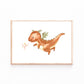 Poster Feuerdrache A3 & A4: Aquarell-Druck eines niedlichen, feuerspuckenden Drachen mit grünen Flügeln in einem hellen Holzrahmen, ideal für Kinderzimmer.
