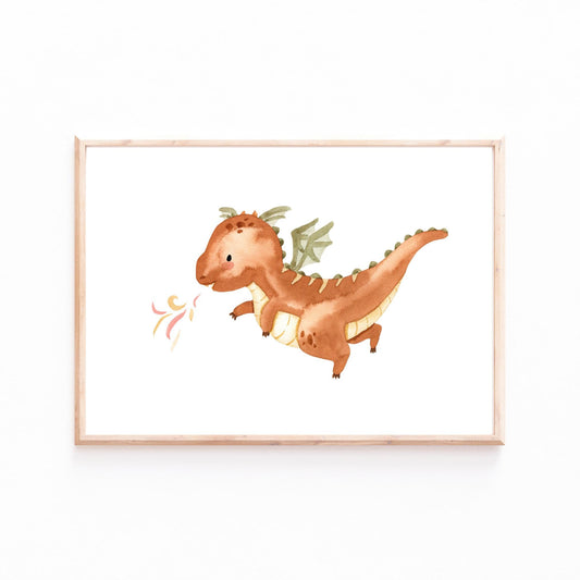 Poster Feuerdrache A3 & A4: Aquarell-Druck eines niedlichen, feuerspuckenden Drachen mit grünen Flügeln in einem hellen Holzrahmen, ideal für Kinderzimmer.