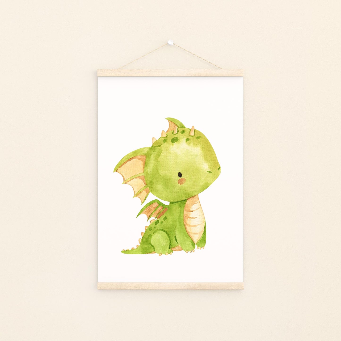 Poster Baby-Drache Hellgrün A3 & A4: Ein niedlicher, grüner Babydrache im Aquarellstil, ideal für Kinderzimmerdekoration, gedruckt auf hochwertigem, mattem 300g Naturpapier. An Bildleiste.