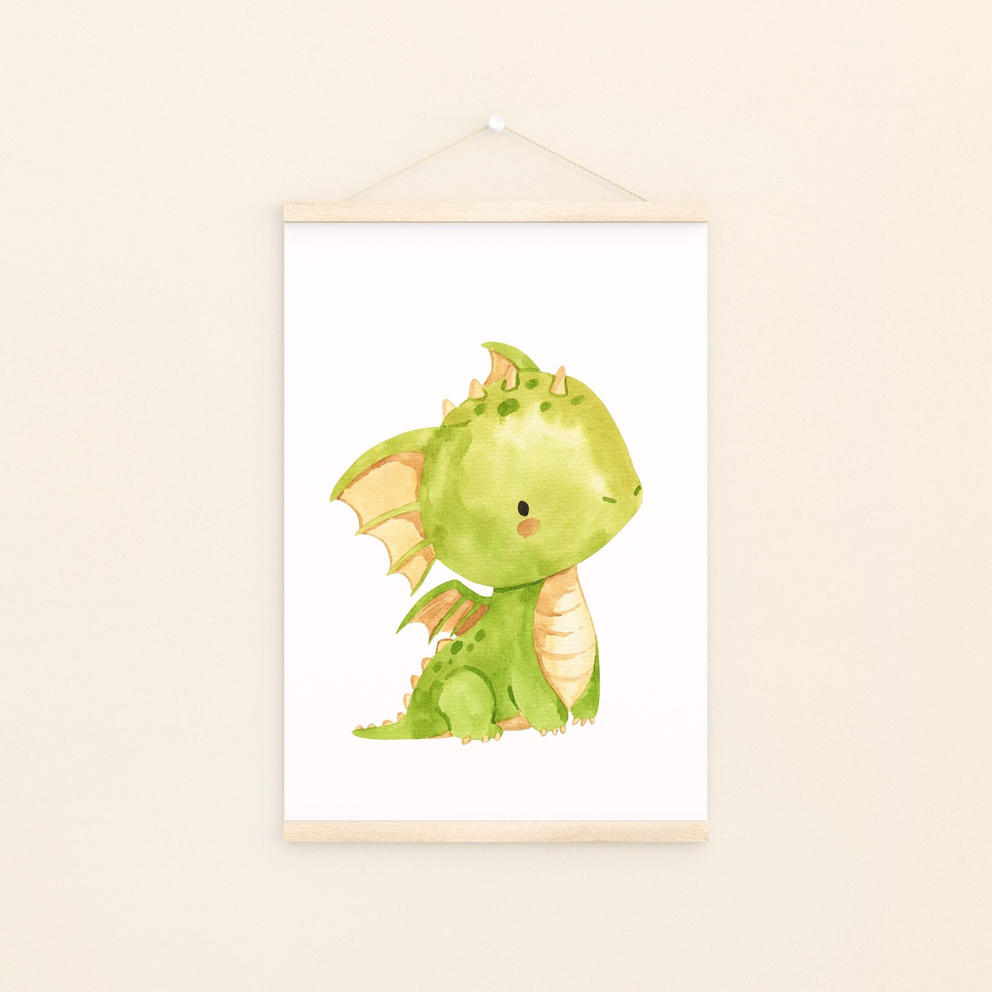 Poster Baby-Drache Hellgrün A3 & A4: Ein niedlicher, grüner Babydrache im Aquarellstil, ideal für Kinderzimmerdekoration, gedruckt auf hochwertigem, mattem 300g Naturpapier. An Bildleiste.