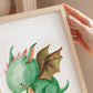 Person hält Poster Baby-Feuerdrache in A3/A4, gedruckt auf stabilem 300g Naturpapier, ideal für Kinderzimmerdekoration und als Geschenk.