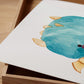 Poster Baby-Drache Blau A3 & A4: gezeichneter blaue Drache auf weißem Hintergrund, ideal als Kinderzimmerdeko, auf hochwertigem 300g Naturpapier gedruckt. Nahaufnahme