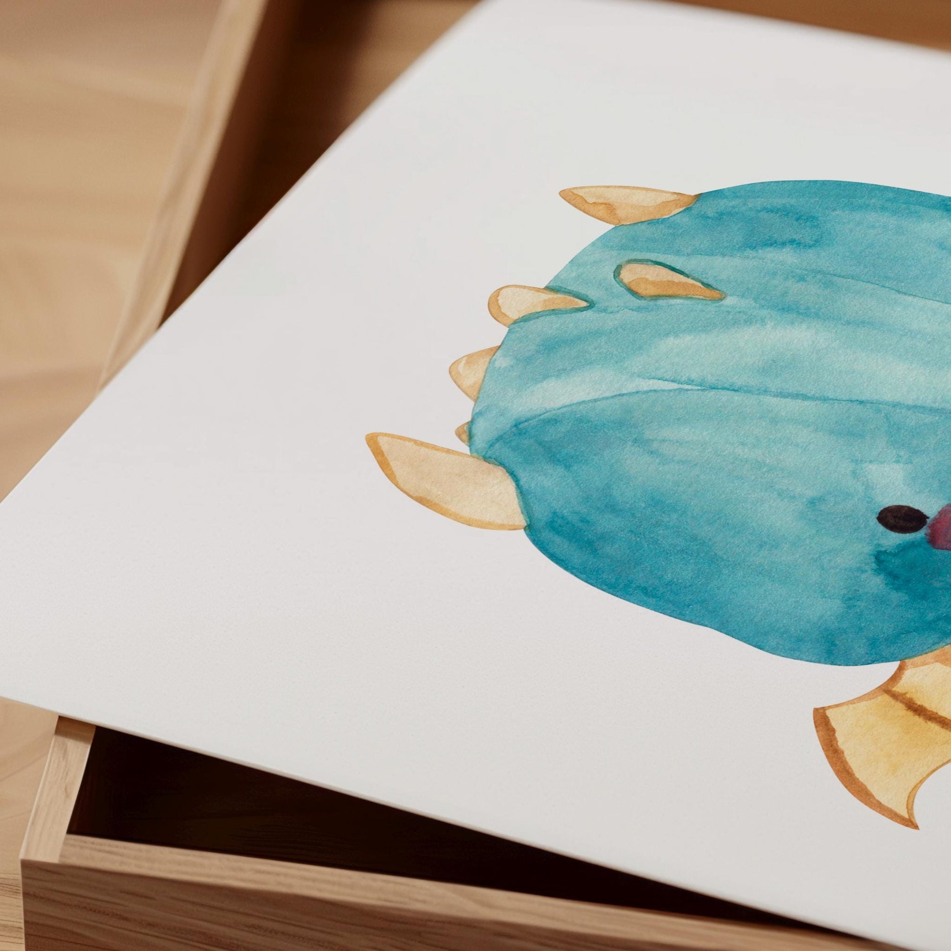 Poster Baby-Drache Blau A3 & A4: gezeichneter blaue Drache auf weißem Hintergrund, ideal als Kinderzimmerdeko, auf hochwertigem 300g Naturpapier gedruckt. Nahaufnahme
