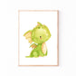 Poster Baby-Drache Hellgrün A3 & A4: grüner Drache mit Flügeln in einem Holzrahmen, ideal für Kinderzimmerdekoration.
