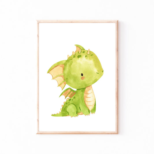 Poster Baby-Drache Hellgrün A3 & A4: grüner Drache mit Flügeln in einem Holzrahmen, ideal für Kinderzimmerdekoration.