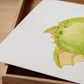 Poster Baby-Drache Hellgrün A3 & A4: niedlicher Drache auf hochwertigem Naturpapier, ideal für Kinderzimmerdekoration. Nahaufnahme