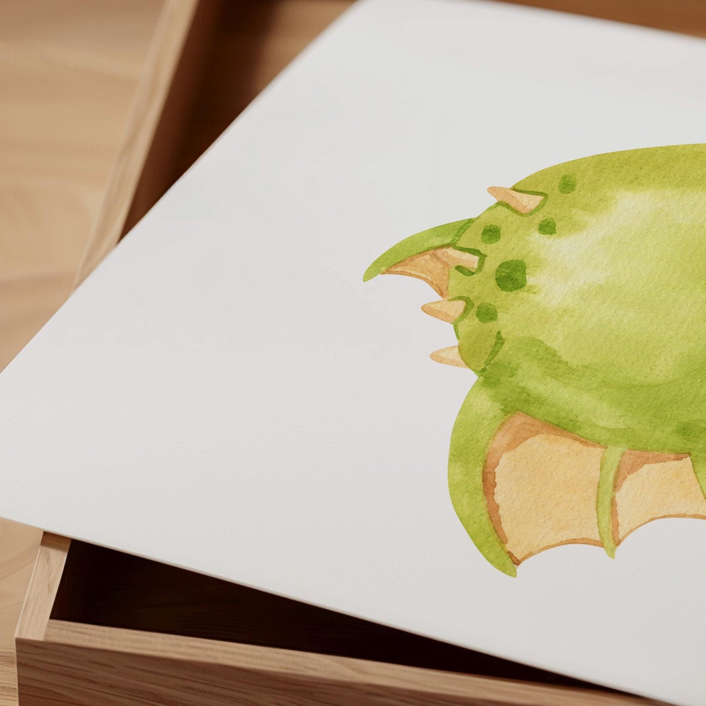 Poster Baby-Drache Hellgrün A3 & A4: niedlicher Drache auf hochwertigem Naturpapier, ideal für Kinderzimmerdekoration. Nahaufnahme
