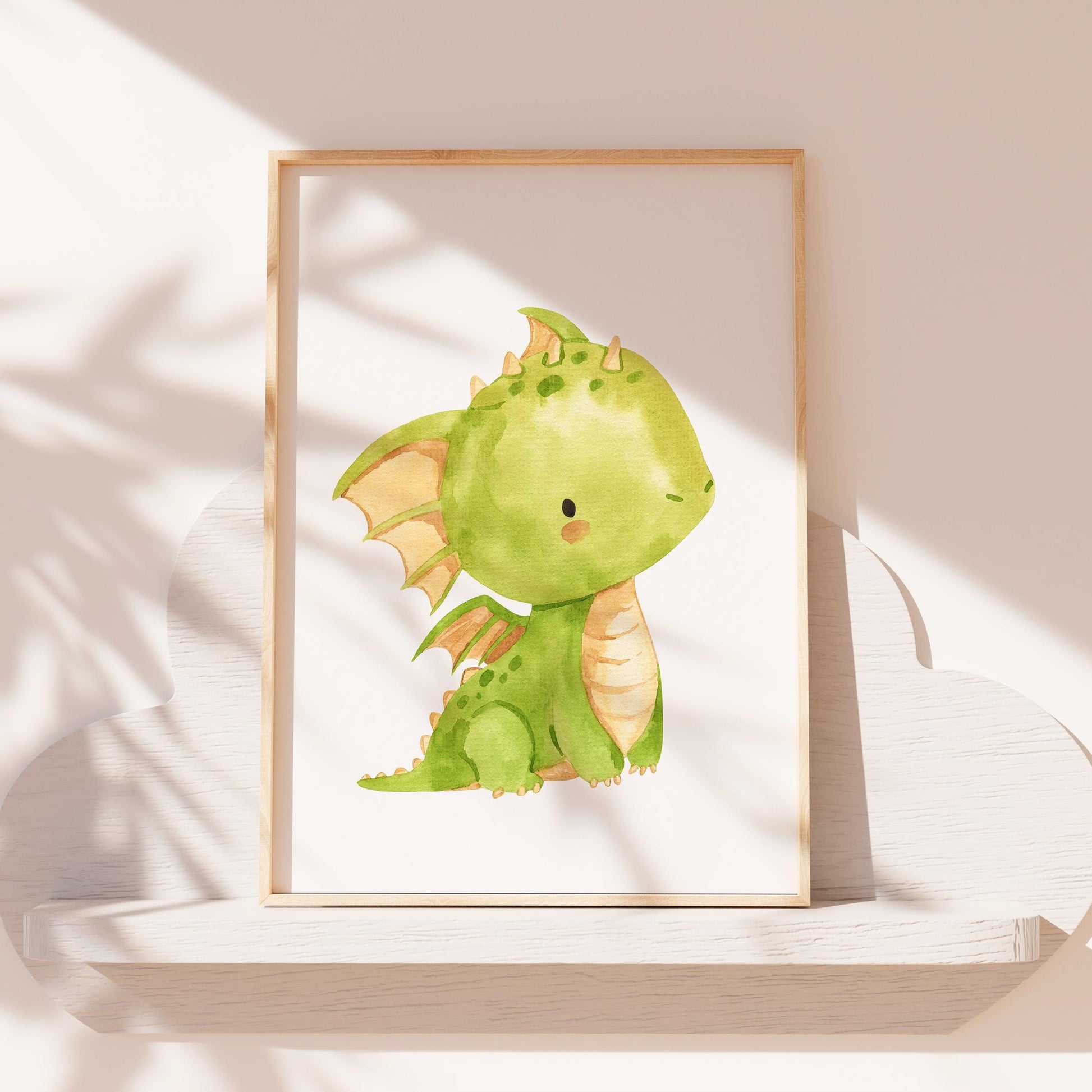 Poster Baby-Drache Hellgrün A3 & A4 zeigt einen niedlichen Babydrachen auf einem Regal. Ideal als Kinderzimmerdeko auf hochwertigem Naturpapier.