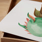 Poster Baby-Feuerdrache A3 & A4 niedliche Drachen-Zeichnung in Nahaufnahme auf weißem Papier, ideal als Dekoration für Kinderzimmer.