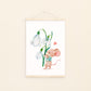 Poster Kinderzimmer mit Aquarell-Maus, die eine Blume hält. Ideal als Geschenkidee zur Geburt oder Dekoration für Baby- und Kinderzimmer.