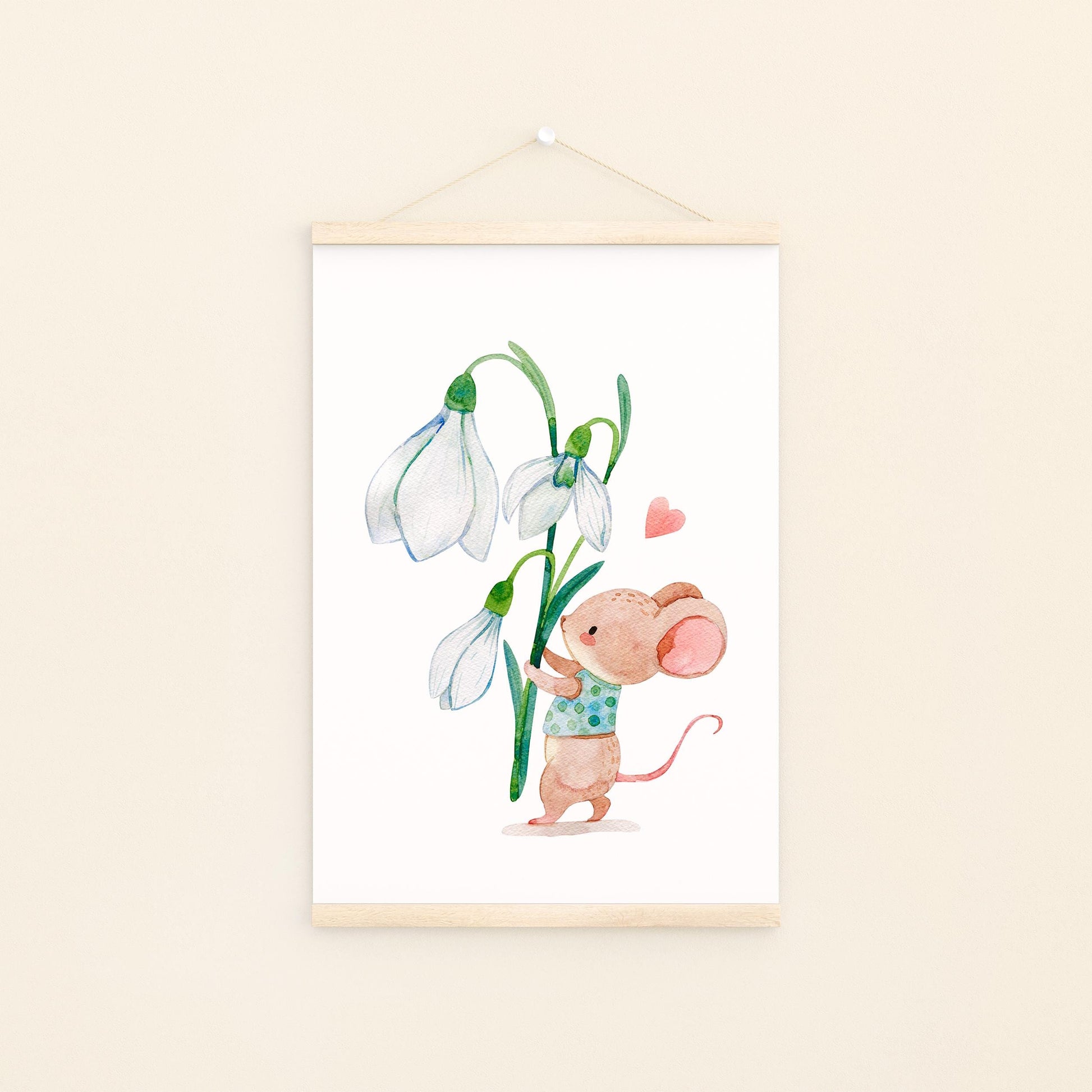 Poster Kinderzimmer mit Aquarell-Maus, die eine Blume hält. Ideal als Geschenkidee zur Geburt oder Dekoration für Baby- und Kinderzimmer.