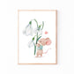 Poster Kinderzimmer Maus & Blume: Zeichnung einer Maus, die eine Blume hält. Ideal als Kinderzimmerdekoration und Geschenk zur Geburt.