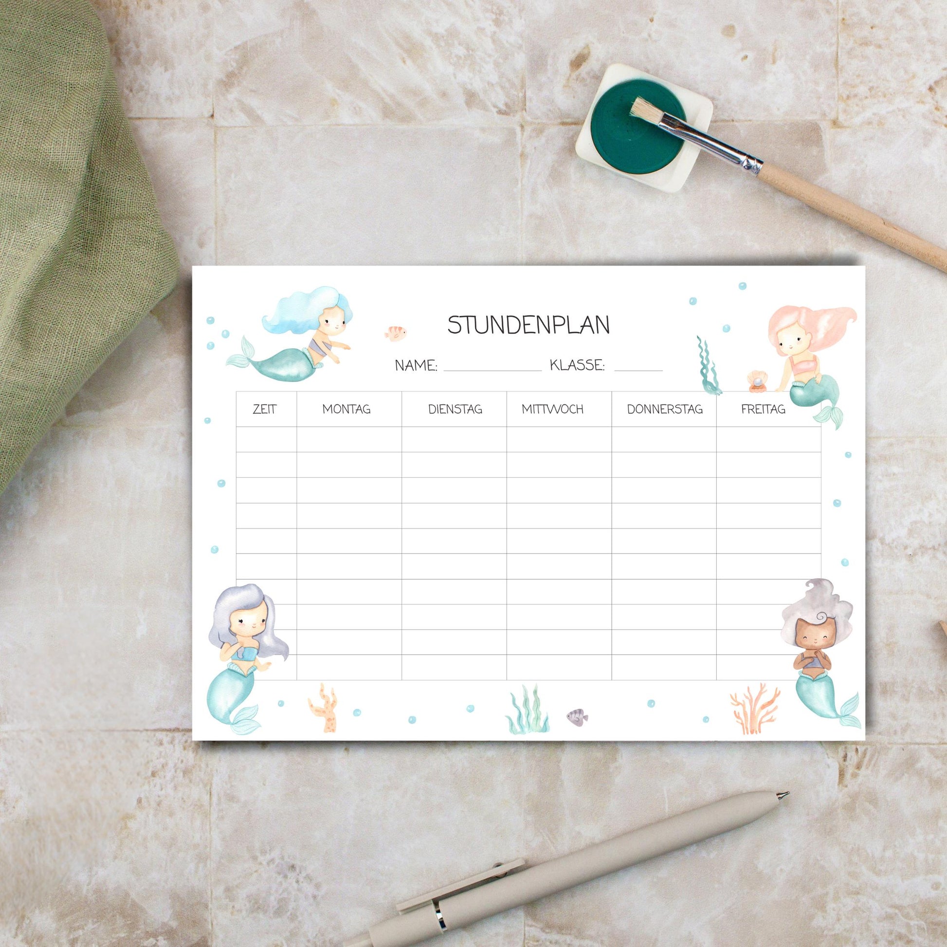 Stundenplan Meerjungfrau zum Ausdrucken A4 zeigt ein leeres Blatt mit gezeichneten Meerjungfrauen und einem Stift. Ideal zum Ausdrucken und Laminieren.