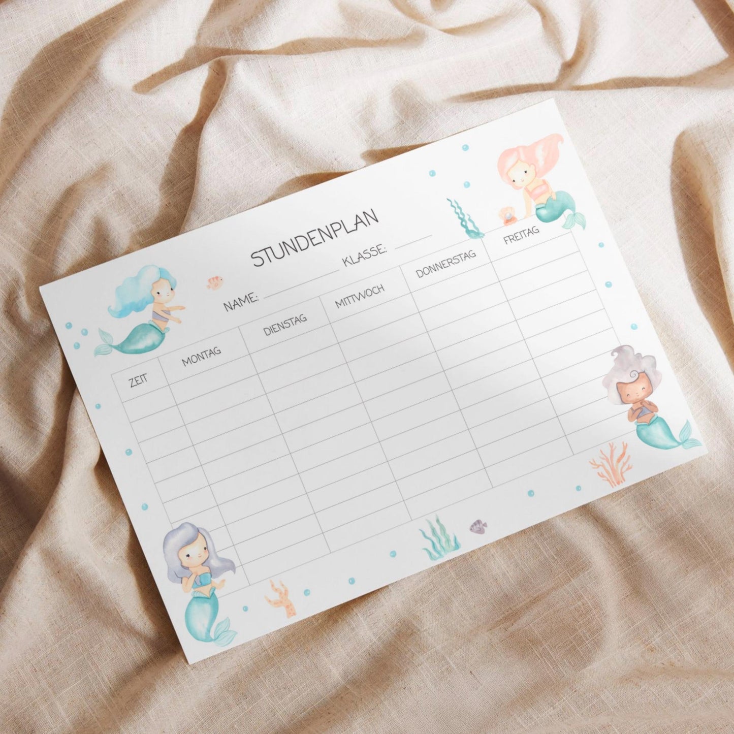 Stundenplan Meerjungfrau A4, bedruckt mit Cartoon-Meerjungfrauen, auf glänzend laminiertem 300 g Naturpapier, mehrfach beschreibbar. Perfekt als Geschenk zur Einschulung.
