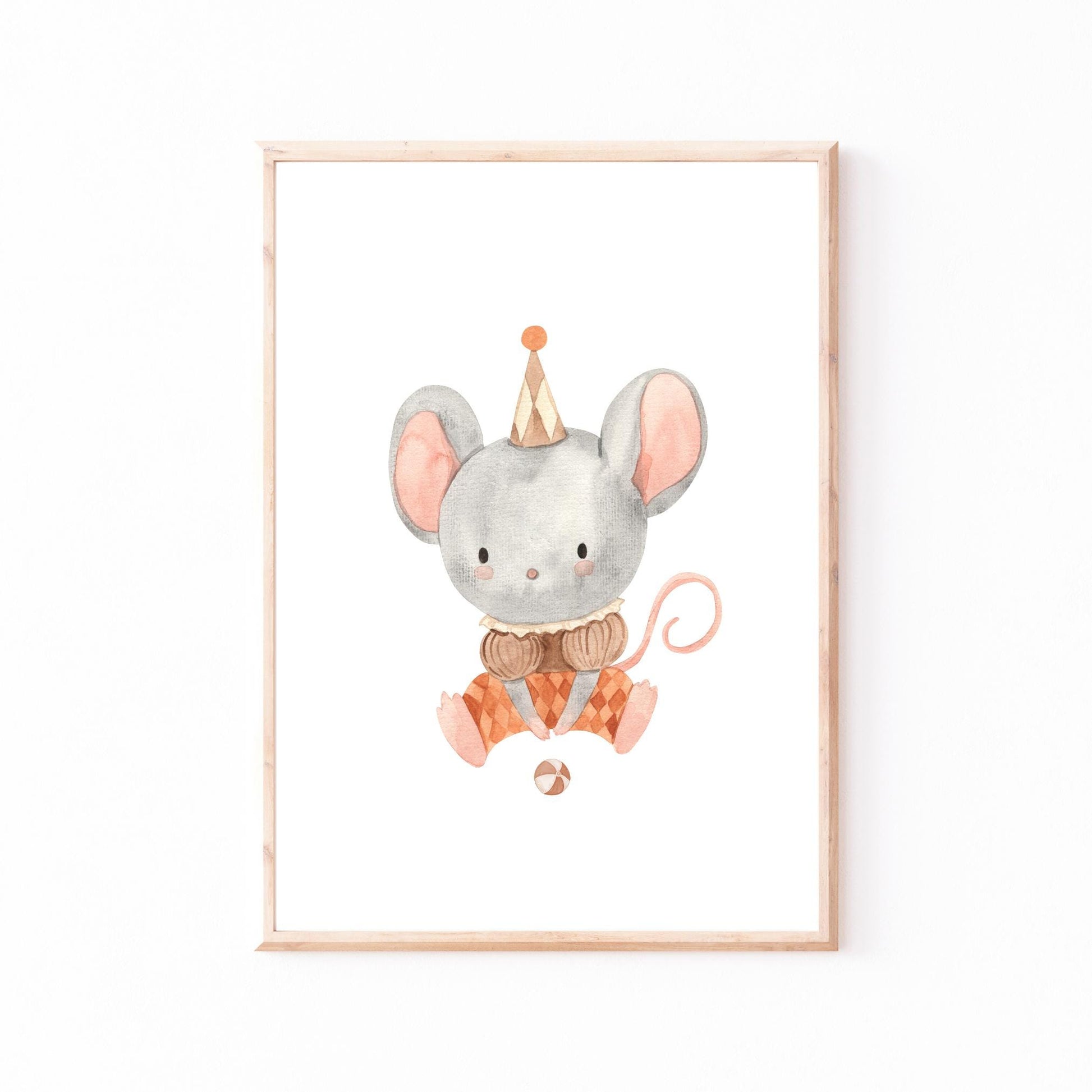 Posterset Zirkus A3 & A4 mit einem Aquarell einer Maus in Hut, ideal für Kinderzimmerdeko, auf hochwertigem, stabilem 300g Naturpapier gedruckt.