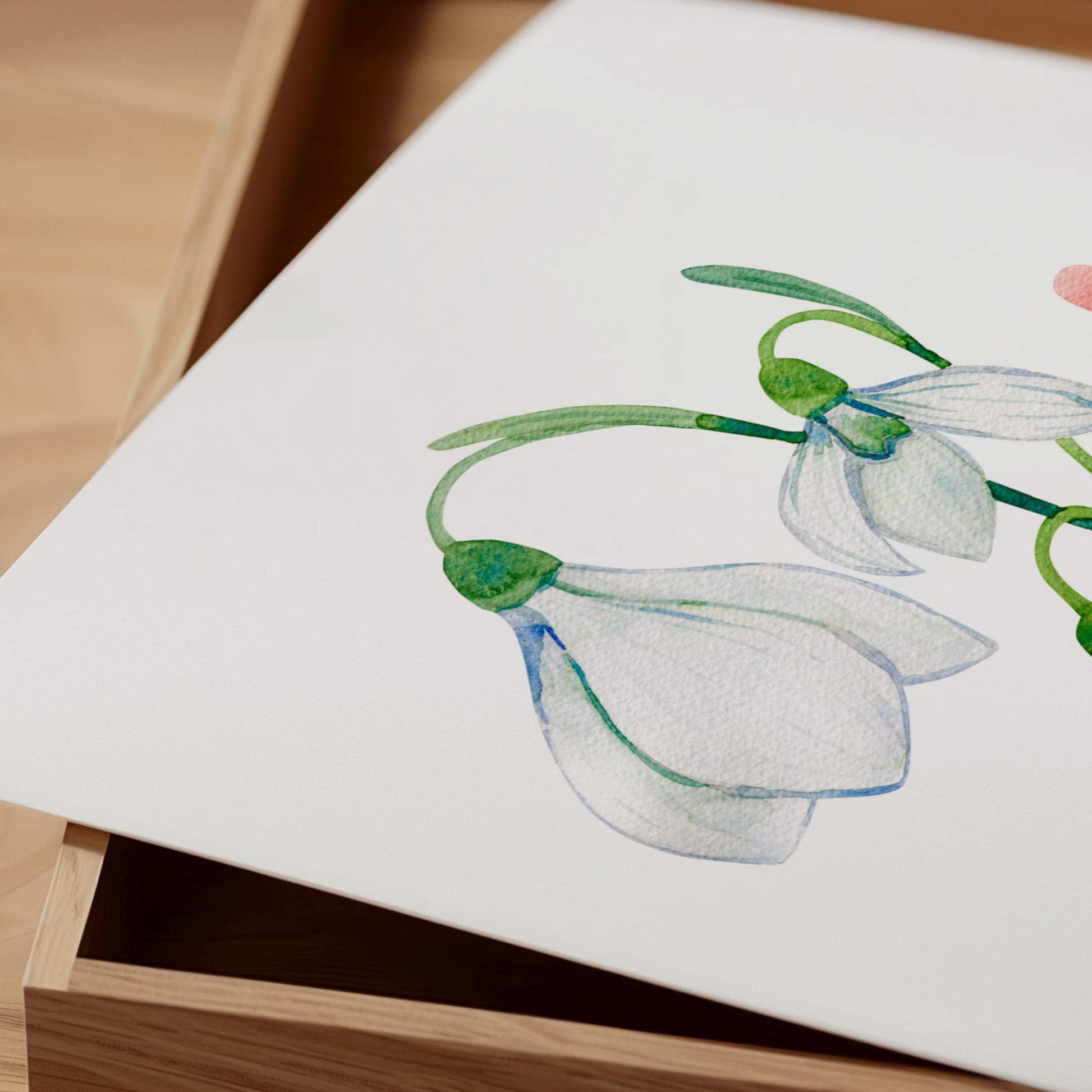 Poster Kinderzimmer Maus & Blume zeigt eine süße Maus mit Blumen, ideal für Babyzimmer-Deko oder als Geschenk zur Geburt, gedruckt auf hochwertigem Naturpapier.
