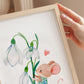 Poster Kinderzimmer Maus & Blume: Hand hält Aquarell einer Maus mit Pflanze, ideal als Kinderzimmerdeko oder Geschenk zur Geburt, auf hochwertigem, mattem Naturpapier.