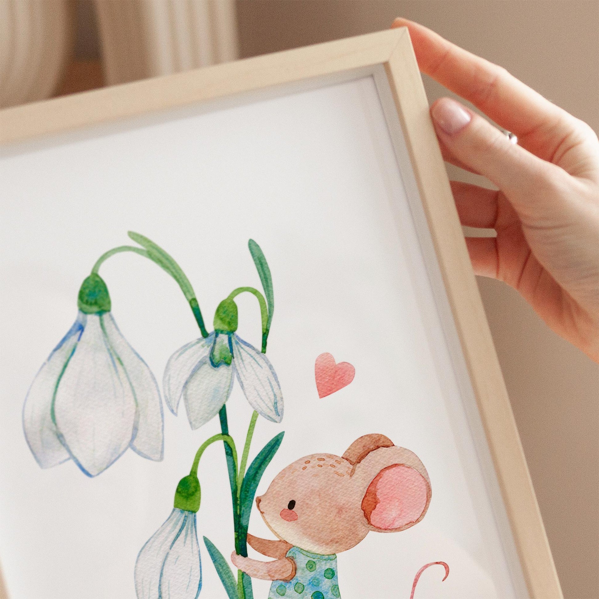 Poster Kinderzimmer Maus & Blume: Hand hält Aquarell einer Maus mit Pflanze, ideal als Kinderzimmerdeko oder Geschenk zur Geburt, auf hochwertigem, mattem Naturpapier.
