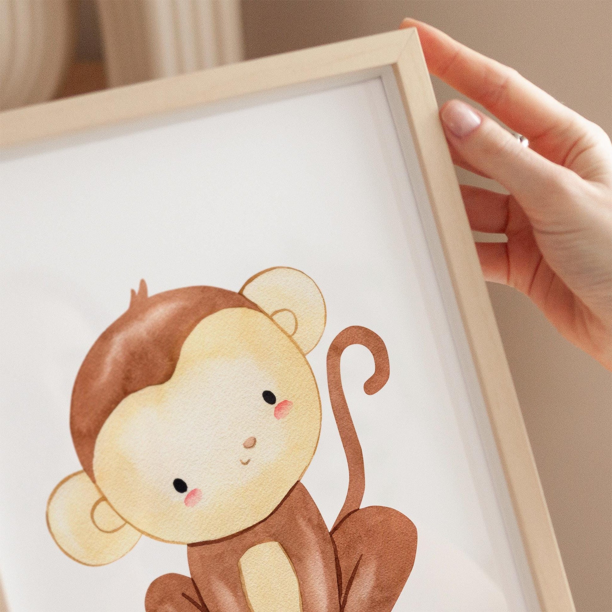 Poster Affe A3 & A4: Eine Hand hält ein Kinderzimmerposter mit einer Affenzeichnung, gedruckt auf hochwertigem, mattem 300g Naturpapier. Ideal für Kinderzimmerdeko.