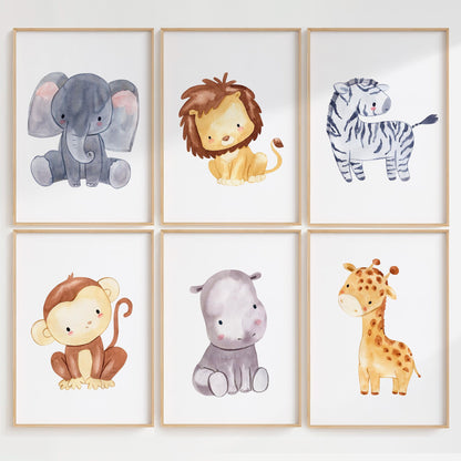 Posterset Safari: Löwe, Elefant, Zebra, Affe, Hippo, Giraffe – sechs Aquarelle auf hochwertigem Papier für Kinderzimmerdeko in A3 und A4.