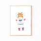 Poster Astronaut Giraffe A3 & A4 zeigt eine Giraffe im Raumanzug als Cartoon-Illustration, perfekt zur Dekoration von Kinderzimmern.