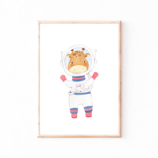 Poster Astronaut Giraffe A3 & A4 zeigt eine Giraffe im Raumanzug als Cartoon-Illustration, perfekt zur Dekoration von Kinderzimmern.