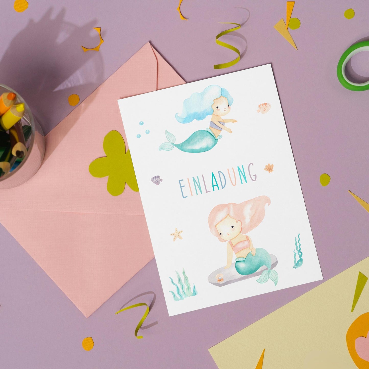 Einladung Kindergeburtstag Meerjungfrauen A6: Karte mit Meerjungfrauendesign und passendem Umschlag, ideal für Kinderfeste, auf hochwertigem 300g Naturpapier gedruckt.