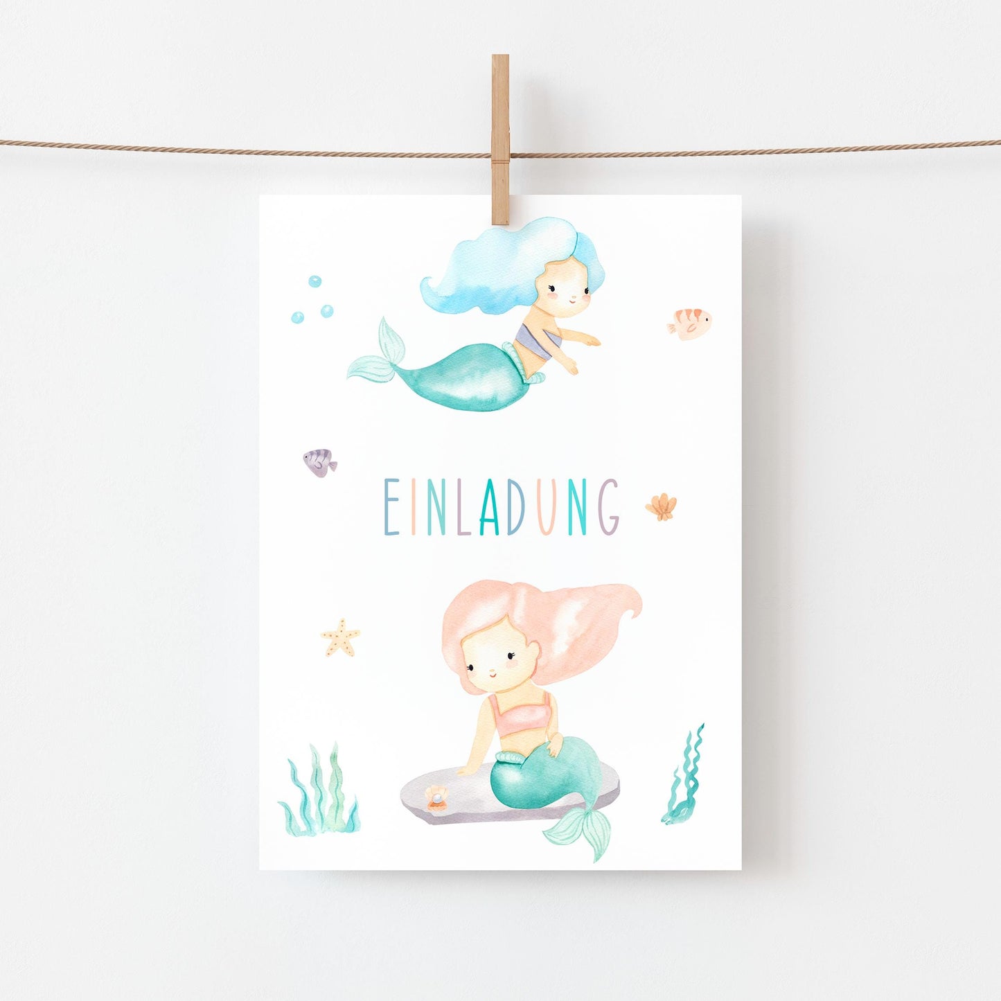 Einladung Kindergeburtstag Meerjungfrauen A6 zeigt Aquarell-Meerjungfrauen mit Fischmotiven; kindgerecht beschriftbar, auf hochwertigem 300g Naturpapier gedruckt.