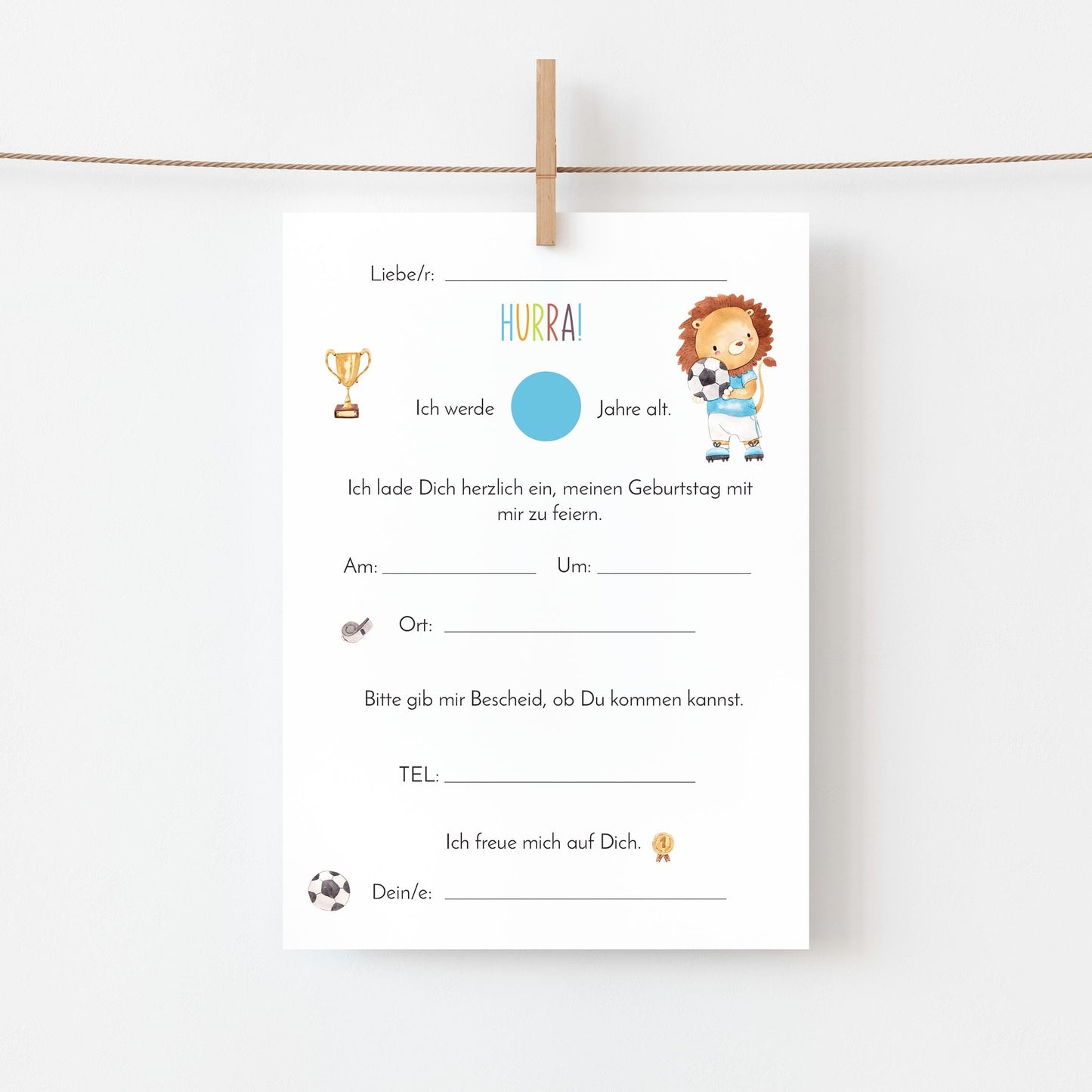 Einladung Kindergeburtstag Fußball A6: Karte mit Löwen-Cartoon, Fußball und Pokal-Motiv auf hochwertigem Naturpapier, ideal für Kindergeburtstage.