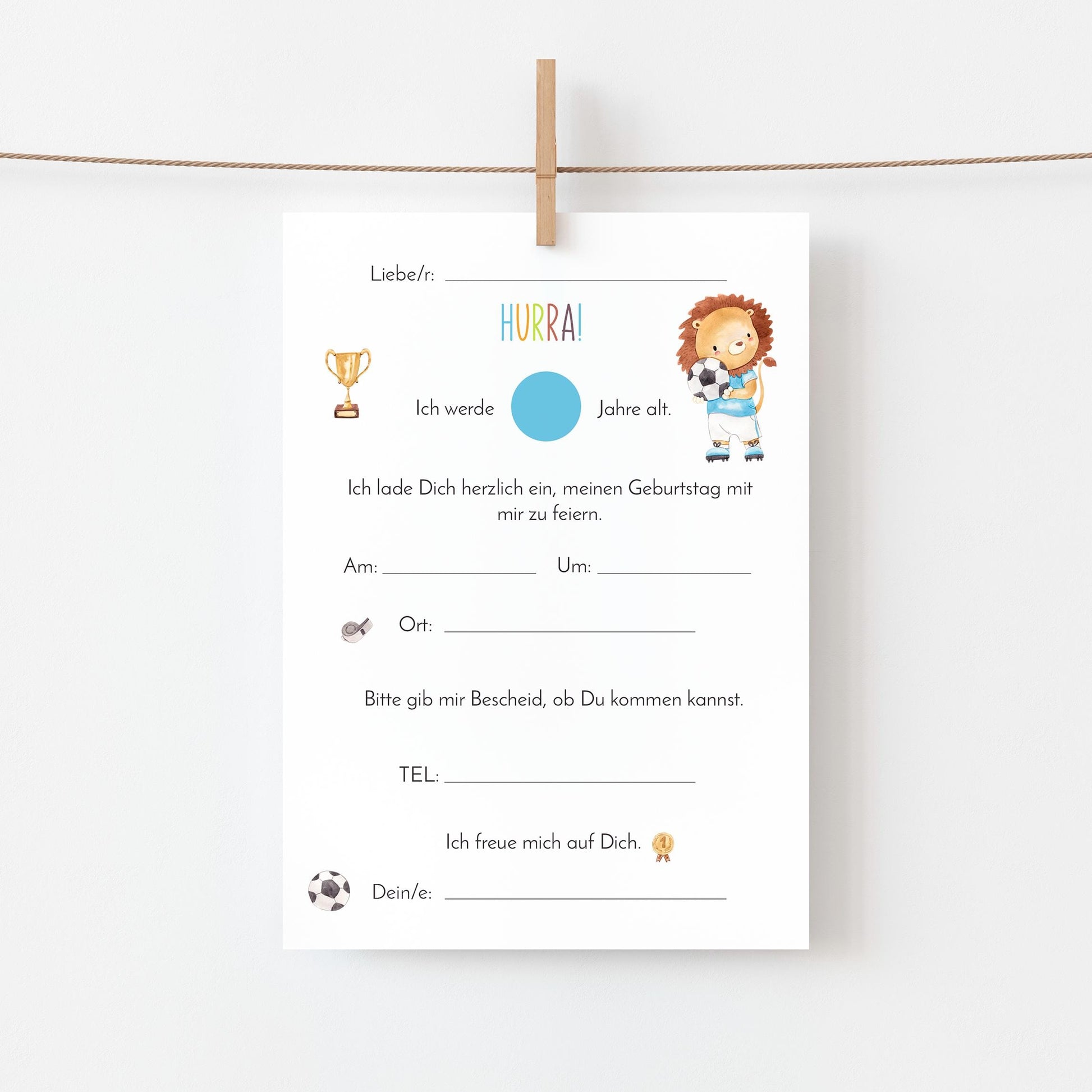 Einladung Kindergeburtstag Fußball A6: Karte mit Löwen-Cartoon, Fußball und Pokal-Motiv auf hochwertigem Naturpapier, ideal für Kindergeburtstage.
