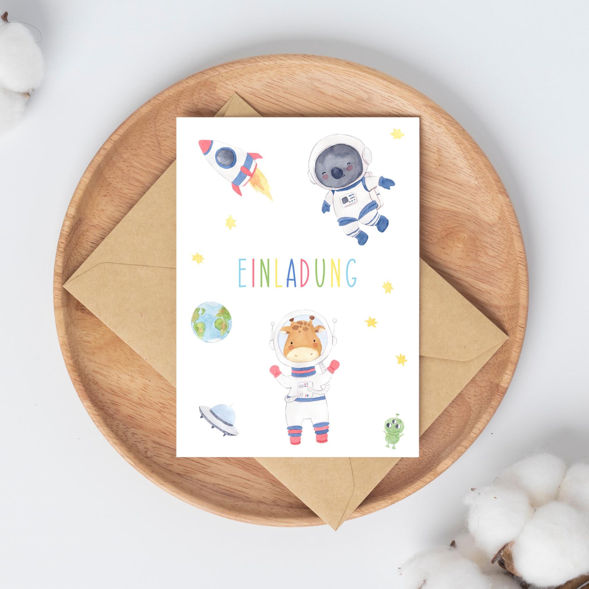 Einladung Kindergeburtstag Astronauten A6 mit Cartoon von Kuh im Raumanzug und Koala-Astronaut auf hochwertigem, stabilem 300g Naturpapier. Größe: A6.