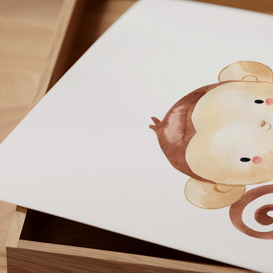 Poster Affe mit Banane A3 & A4 zeigt eine kindliche Zeichnung eines Affen auf weißem Hintergrund, ideal für Kinderzimmerdekoration, auf hochwertigem Naturpapier gedruckt.