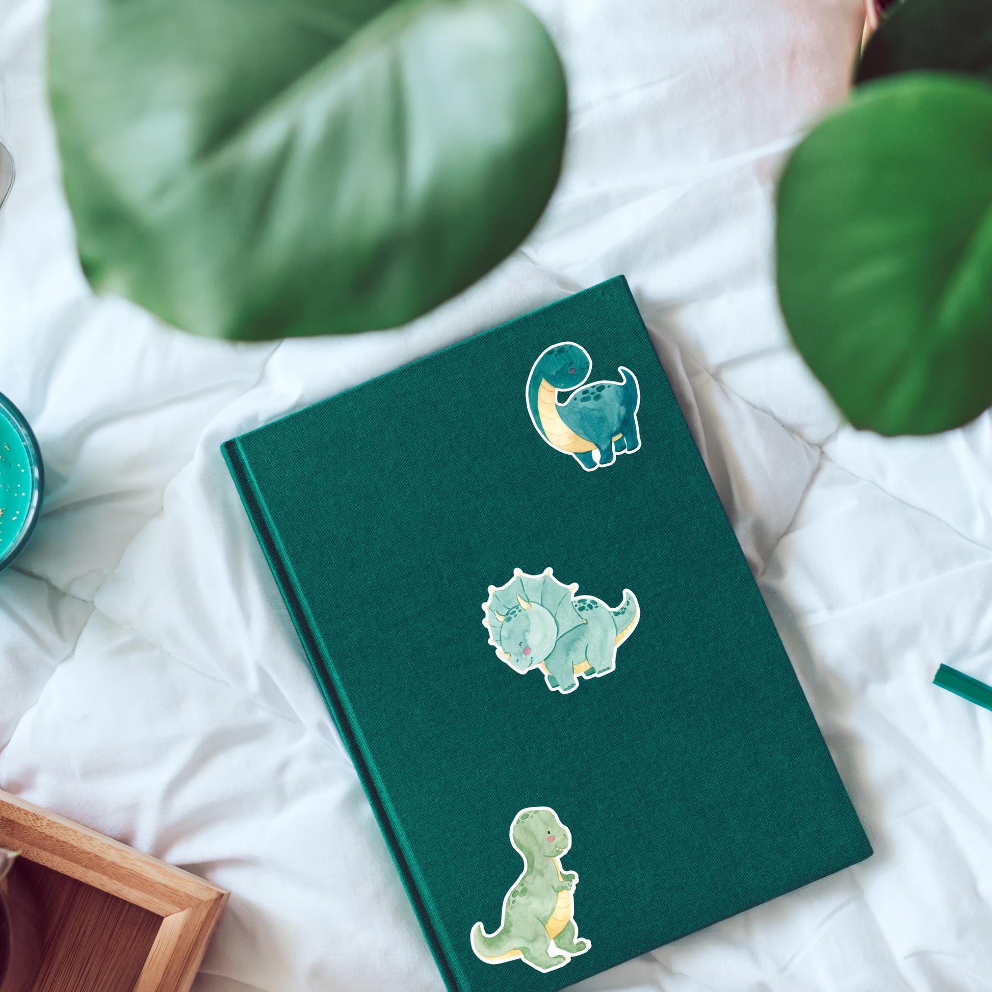 Sticker Dinosaurier Tyranno: Ein handgemalter, langlebiger Vinyl-Sticker zeigt einen cartoonhaften Dinosaurier. Ideal zum Verzieren von Bullet Journals, Schulheften und mehr.