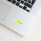 Sticker Dinosaurier Stego: Laptop mit einem handgemalten Vinyl-Dinosaurier-Sticker, ideal für individuelle Gestaltung und langlebig, perfekt für Dino-Fans auf Notizbüchern oder Laptops.