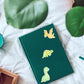 Sticker Dinosaurier hellgrün, ein handgefertigter Vinyl-Aufkleber mit Cartoon-Dinosaurier, ideal zum Verzieren von Notizbüchern oder Laptops, spritzfest und langlebig.