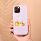 Hand hält Smartphone-Hülle mit Sticker Halloween: Gespenst und Kürbisse, ideal für Halloween-Liebhaber. Perfekt zum Verzieren von Bullet Journals oder Handyhüllen.