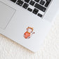Sticker Katze: Ein Laptop mit einem Cartoon-Katzen-Sticker im Vintage-Stil auf der Oberfläche, ideal für kreative Dekoration und Individualisierung.