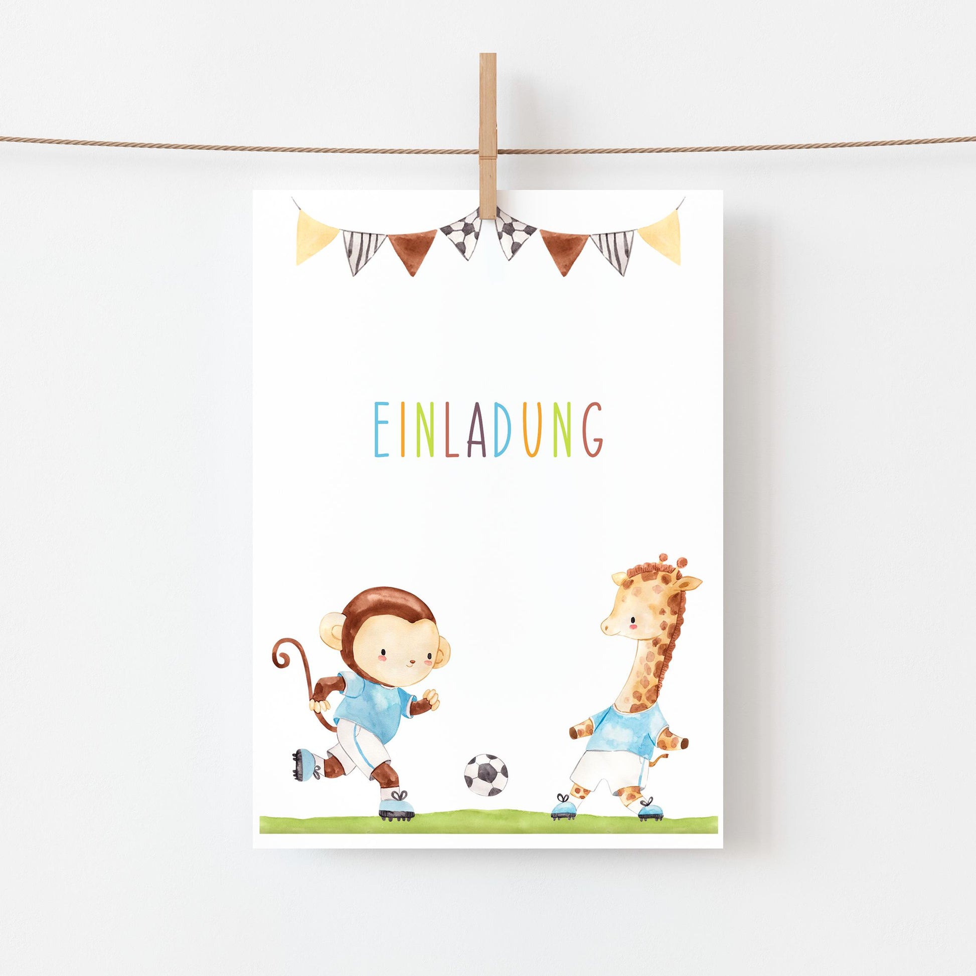 Einladung Kindergeburtstag Fußball A6 mit Cartoon-Affen und Giraffe, hochwertig auf 300g Naturpapier gedruckt, ideal zum Ausfüllen durch Kinder.