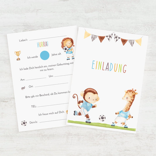 Einladung Kindergeburtstag Fußball A6: Zwei Karten mit Cartoon-Tieren, darunter ein Fußball-liebender Löwe und ein rennender Affe, auf hochwertigem 300g Naturpapier.
