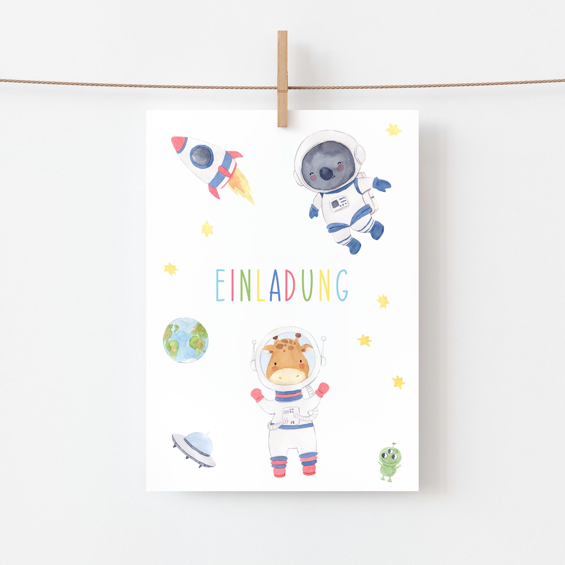 Einladung Kindergeburtstag Astronauten A6 mit Weltraum-Motiven: Koala und Kuh im Raumanzug, Rakete, UFO, auf hochwertigem 300g Naturpapier, leicht ausfüllbar.