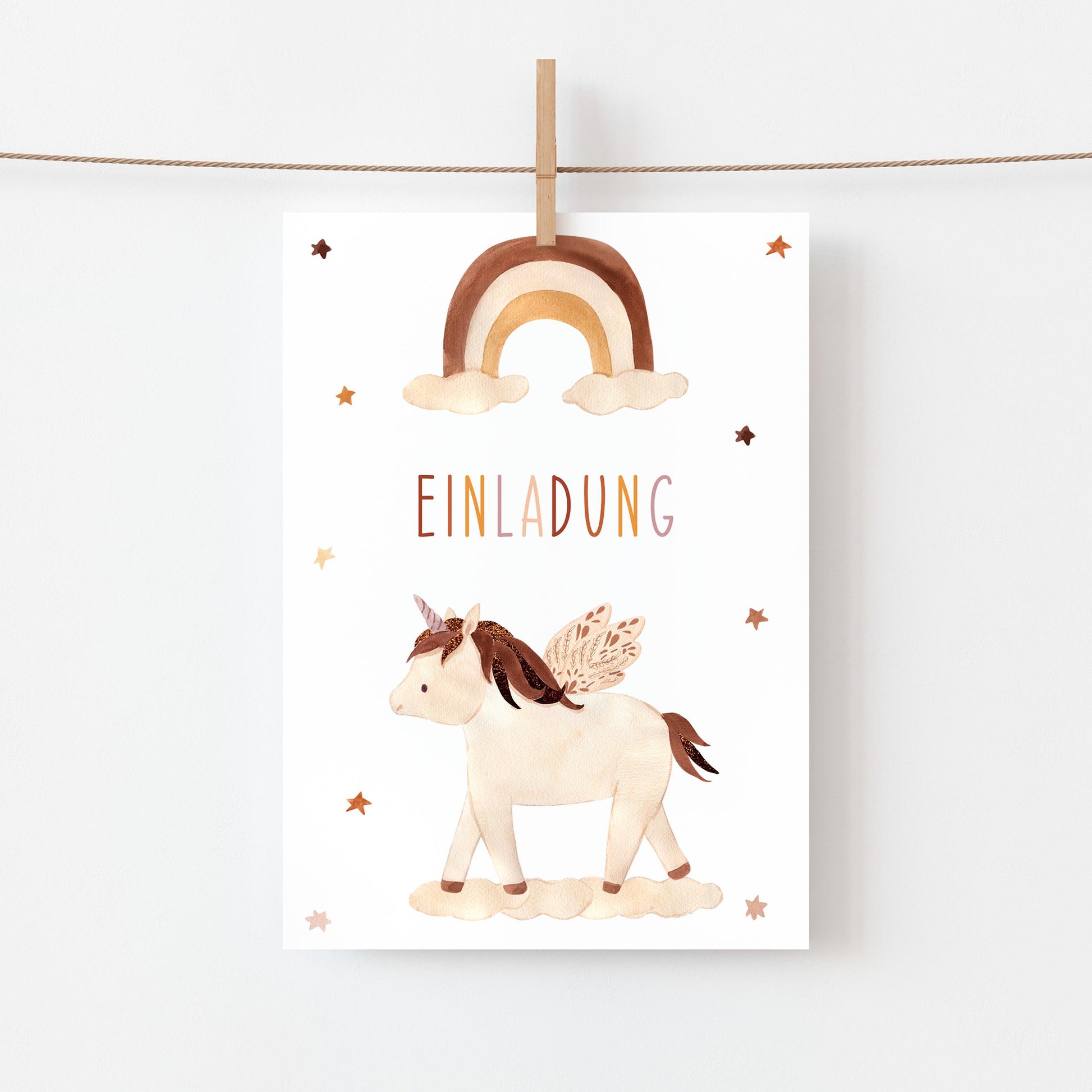 Einladung Kindergeburtstag Einhorn Boho A6: Karte mit illustriertem Einhorn und Regenbogen, auf mattem Naturpapier gedruckt, ideale Größe für Kinder zum Ausfüllen.