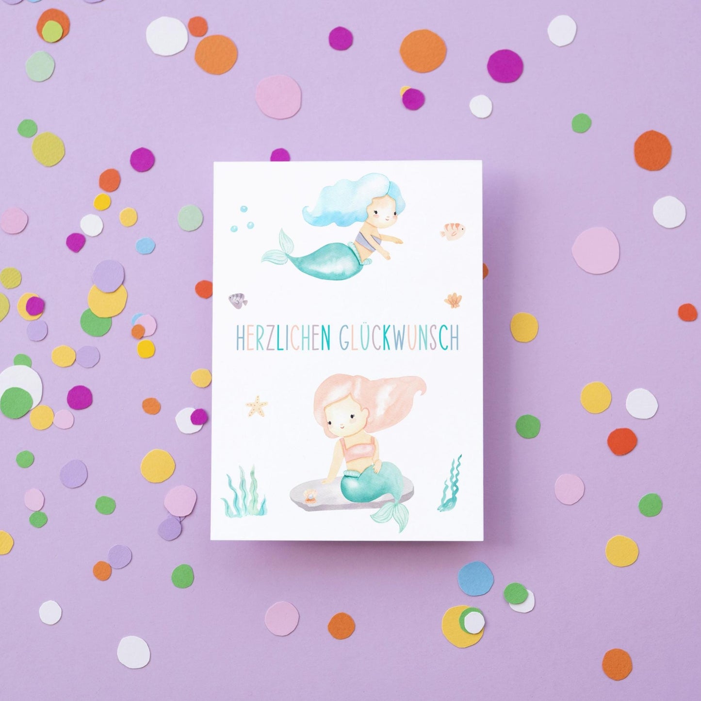 Karte Kindergeburtstag Meerjungfrauen mit handgemalten Meerjungfrauen und 'Herzlichen Glückwunsch' Schriftzug, ideal für kleine Meerjungfrauen-Fans.