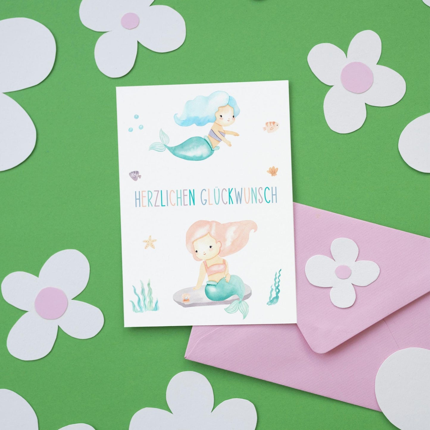 Karte Kindergeburtstag Meerjungfrauen mit handgemalten Meerjungfrauen und Blumen, auf hochwertigem Naturpapier gedruckt, inklusive passendem Umschlag. Ideal für kleine Meerjungfrauen-Fans.