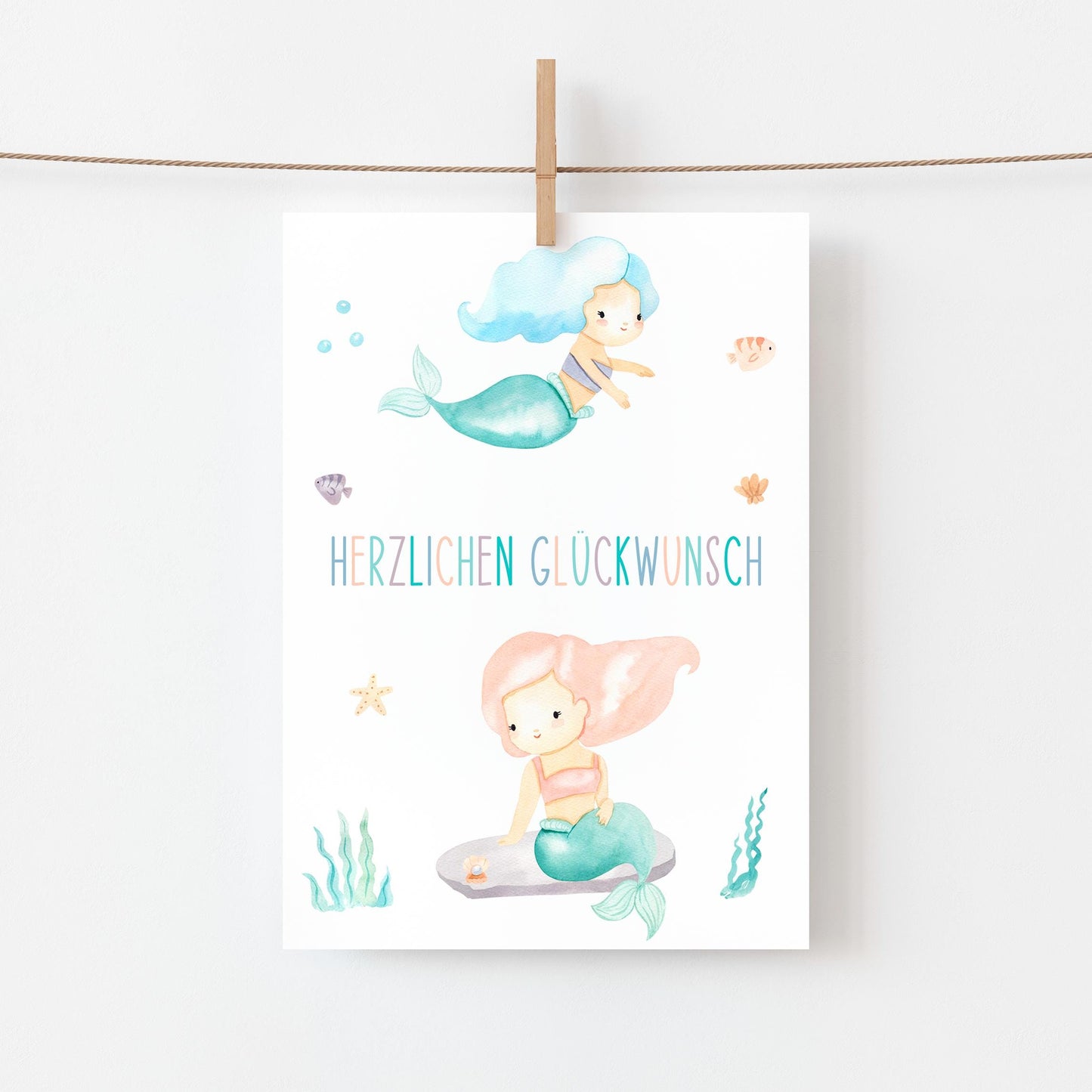 Karte Kindergeburtstag Meerjungfrauen mit handgemalten Meerjungfrauenmotiven und Herzlichen Glückwunsch Schriftzug, ideal für kleine Meerjungfrauen-Fans.