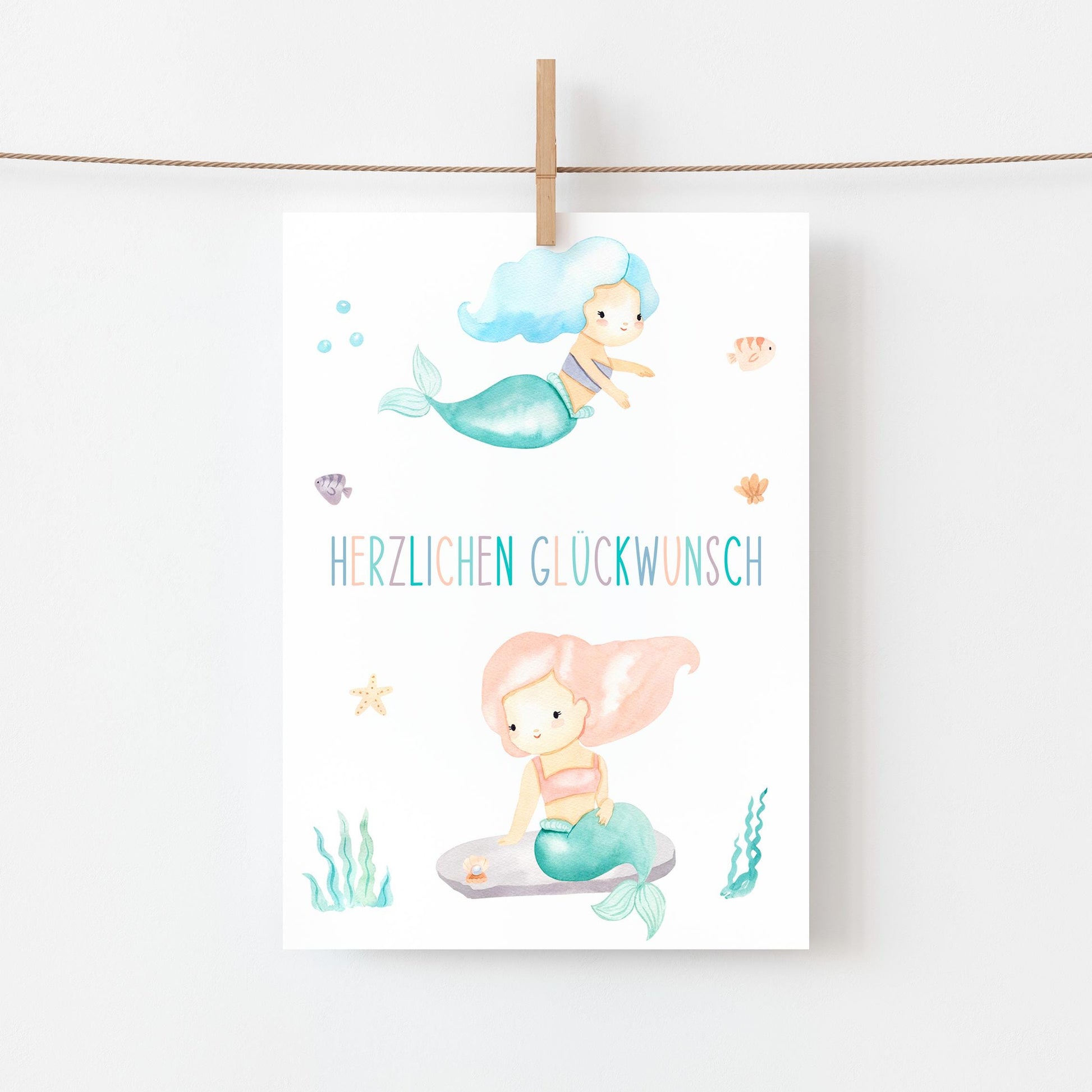 Karte Kindergeburtstag Meerjungfrauen mit handgemalten Meerjungfrauenmotiven und Herzlichen Glückwunsch Schriftzug, ideal für kleine Meerjungfrauen-Fans.
