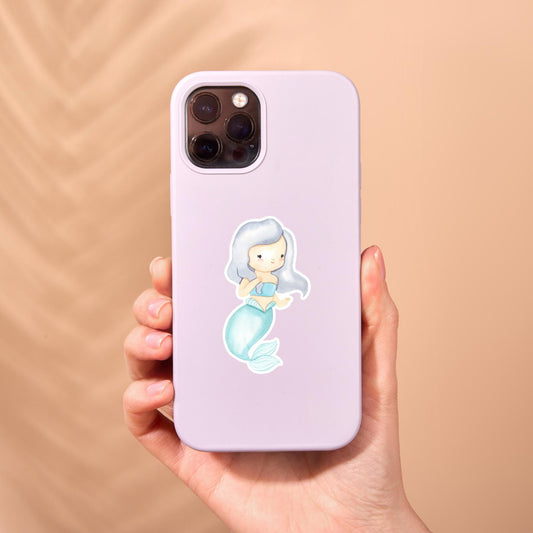 Hand hält eine Handyhülle mit handgemaltem Meerjungfrau-Sticker. Sticker Meerjungfrau grau, spritzfest, langlebig auf hochwertigem Vinyl-Stickerpapier. Ideal für Meerjungfrauen-Fans.