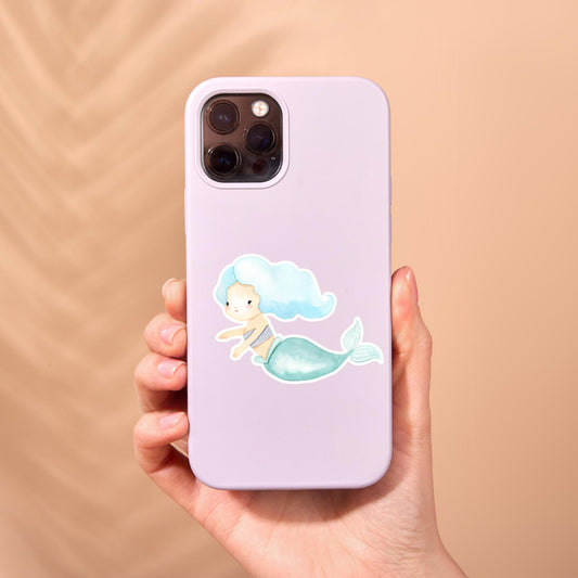 Hand hält Handyhülle mit Sticker Meerjungfrau blau, handgemalt in Pastelltönen, auf hochwertigem Vinyl. Perfekt für Magie auf Handyhüllen.