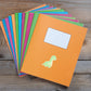 Sticker Dinosaurier hellgrün auf einem orangefarbenen Hintergrund. Handgefertigter Vinyl-Sticker, ideal für Bullet Journals oder Laptops. Perfekt für Dino-Fans.