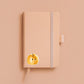 Sticker Kürbis auf einem Notizbuch, handgemalter Vinyl-Aufkleber, ideal für Bullet Journals oder Laptops, langlebig und spritzfest, perfekt für Herbstliebhaber.