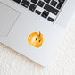 Sticker Kürbis auf einem Laptop. Der handgemalte, langlebige Vinyl-Aufkleber zeigt einen illustrierten Kürbis und eignet sich ideal für individuelle Dekorationen im Herbst.